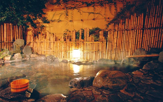 夜の露天大浴場の写真